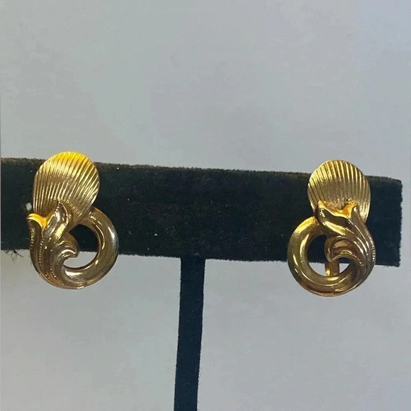 ALICE SCREW BACK EARRINGS IN GOLD - Picture 1 of 10